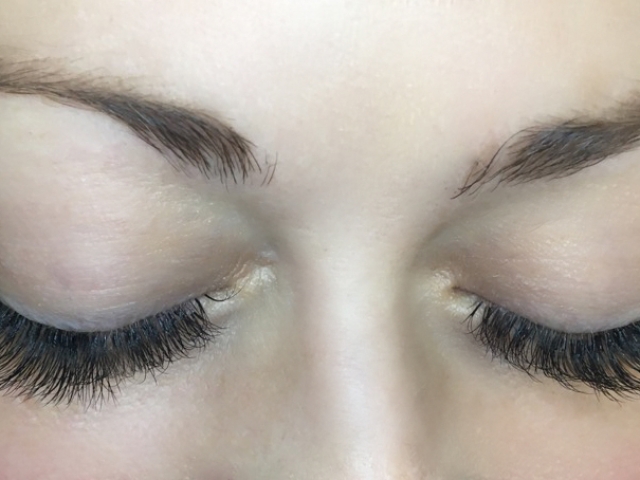 alt=3D Volume Lashes. Top view. Closed eyelids.