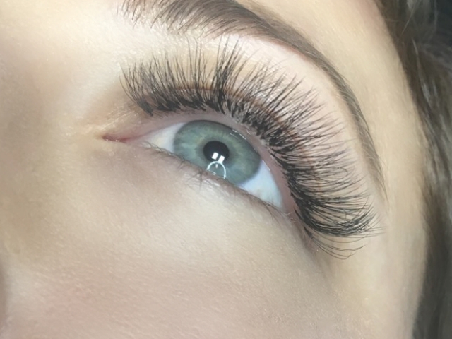 alt=&quot;4D Volume lashes&quot;