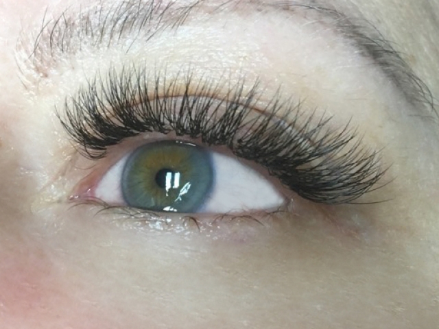 alt=&quot;Hybrid lashes&quot;